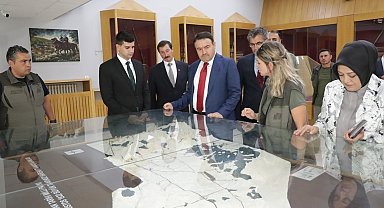 Kütahya Valisi Işın, Dumlupınar Kurtuluş Savaşı Müzesi ve Atatürk Karargâh Evi'ni ziyaret etti