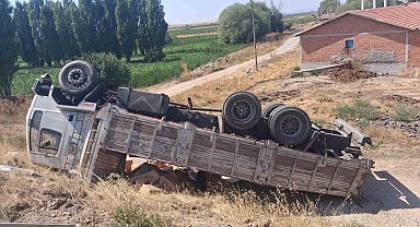 Kütahya'da inşaat malzemesi yüklü kamyon devrildi: 1 yaralı