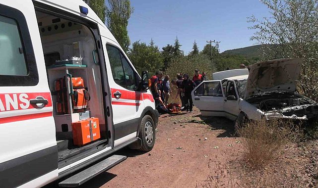 Kütahya'da kontrolden çıkan otomobil şarampole devrildi: 3 yaralı