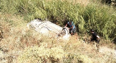 Kütahya'da otomobil su kanalına devrildi: 2 yaralı