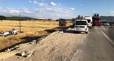 Kütahya'da otomobil tarlaya uçtu: 2 yaralı