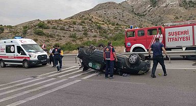 Lastiği kopan otomobil takla attı: 1 yaralı