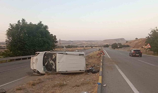 Lastiği patlayan otomobil takla attı: 2 yaralı