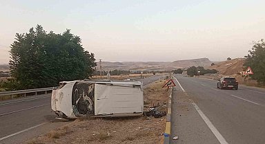 Lastiği patlayan otomobil takla attı: 2 yaralı
