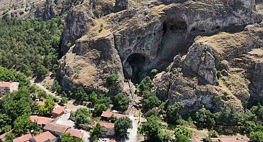 Mağaraları görebilmek için yüzlerce basamak çıkıyorlar