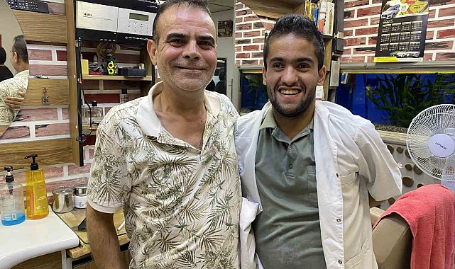 Mahalle berberi, 16 yıldır müşterisi olan zihinsel engelli Faruk'u evladı gibi sahiplendi