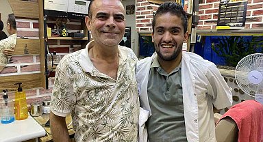 Mahalle berberi, 16 yıldır müşterisi olan zihinsel engelli Faruk'u evladı gibi sahiplendi
