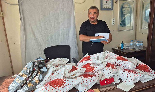 Mahalle muhtarından öğrencilere kırtasiye yardımı