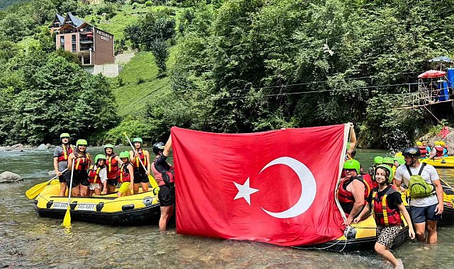 Mahalleli 30 Ağustos için kürek çekti