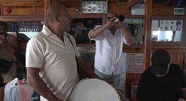 Mahalleliden denizin ortasında davul zurnalı eğlence