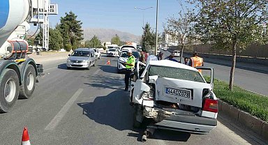 Malatya'da 4 aracın karıştığı kaza trafiği felç etti