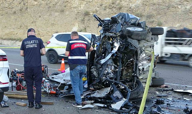 Malatya'da hafif ticari araç ile otomobil kafa kafaya çarpıştı: 4 ölü, 2 yaralı