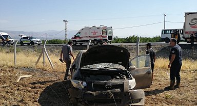 Malatya'da kontrolden çıkan otomobil bahçeye uçtu: 3 yaralı
