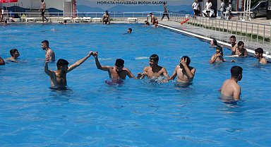 Malatya'da sıcak havalardan bunalan vatandaşlar havuzlara akın etti