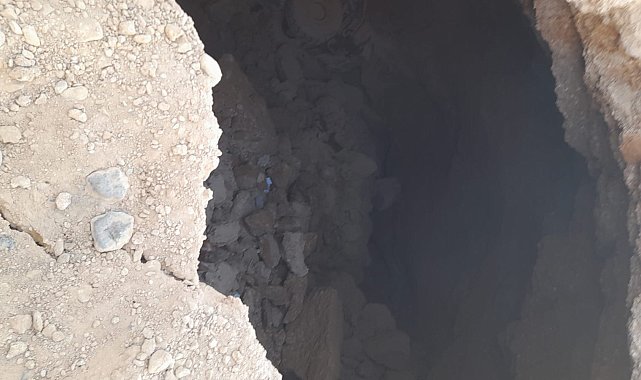 Malatya'da yoldaki çukura düşen iş makinesinin operatörü yaralandı