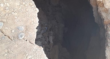 Malatya'da yoldaki çukura düşen iş makinesinin operatörü yaralandı