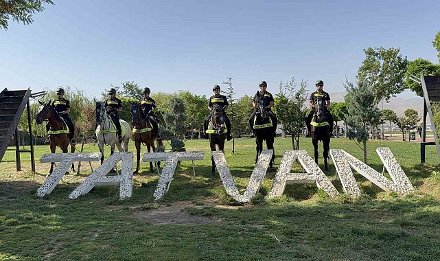 Malazgirt etkinlikleri öncesi atlı polislerden Tatvan'da devriye