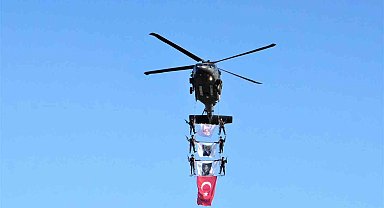 Malazgirt Zaferi'nin 954. yıl dönümünde jandarma helikopterlerinden nefes kesen gösteri