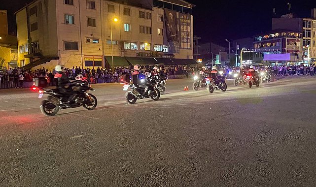 Malazgirt'te zaferin 954. yıldönümünde meşaleler ve Türk bayraklarıyla fener alayı düzenlendi