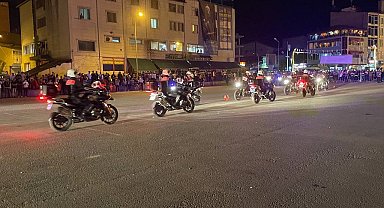 Malazgirt'te zaferin 954. yıldönümünde meşaleler ve Türk bayraklarıyla fener alayı düzenlendi