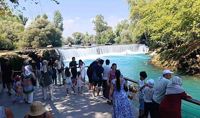 Manavgat Şelalesi'nde düşen su seviyesi ziyaretçileri şaşkına çevirdi