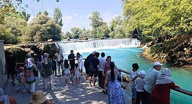 Manavgat Şelalesi'nde düşen su seviyesi ziyaretçileri şaşkına çevirdi