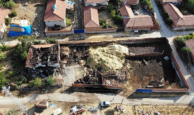 Mandıra yangınında ev ve ahır küle döndü, 1 koyun ve yavrusu telef oldu