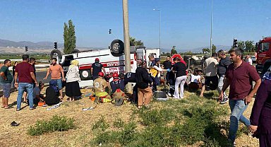 Manisa'da ambulans otomobille çarpıştı: 2'si ağır 7 yaralı