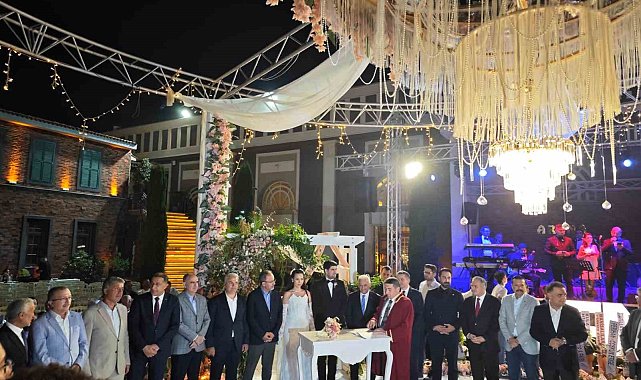 Manisa'da siyaset dünyası bu düğünde buluştu