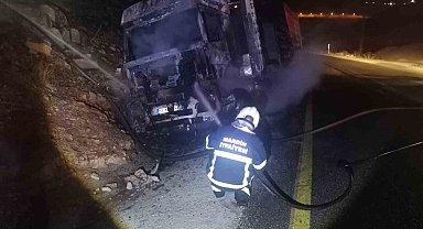 Mardin'de alevlere teslim olan tır, geceyi aydınlattı