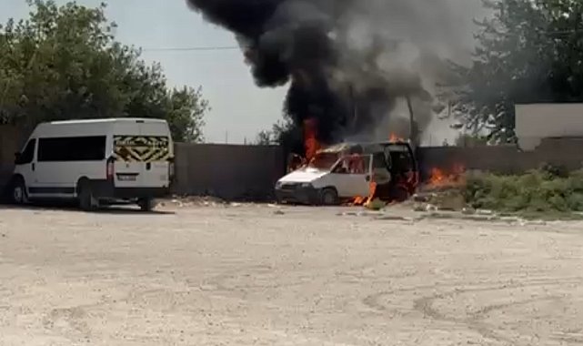 Mardin'de park halindeki araç alev topuna döndü