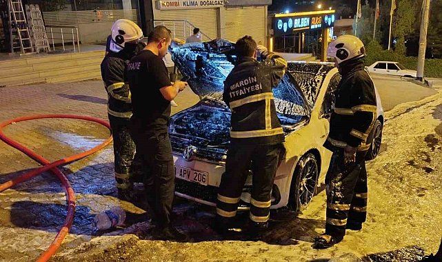 Mardin'de seyir halindeki otomobil alev aldı