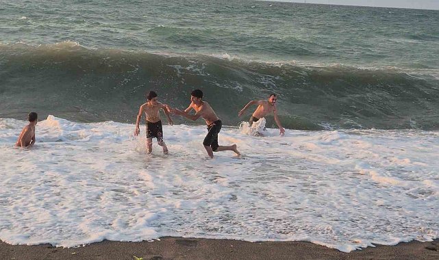 Mardin'in sıcağından kaçtılar kendilerini Karadeniz'in dalgalarına bıraktılar