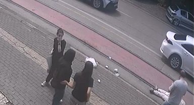 Market alışverişinden çıktı, hastanelik oldu: Kaza anı kamerada