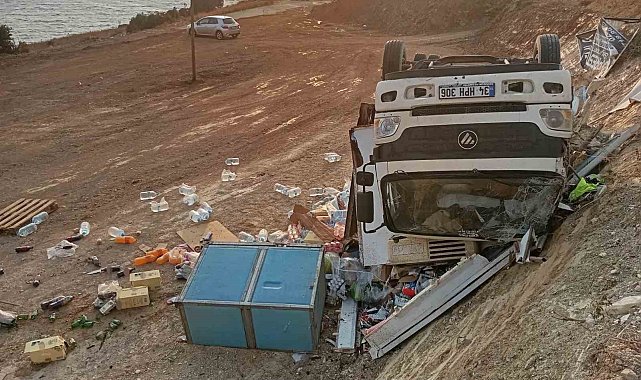 Market kamyonu şarampole devrildi: Yaralanan olmadı