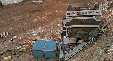 Market kamyonu şarampole devrildi: Yaralanan olmadı