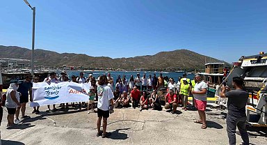 Marmaris'te çevre gönülleri topladıkları çöpleri satıp çöp torbası alıyor