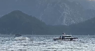 Marmaris'te denizde arızalanan teknedeki vatandaşlar polis botu ile kurtarıldı