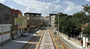 Mazıdağı Belediyesi halı desenli yola 11 milyon 368 bin TL harcadı, vatandaşlar tepki gösterdi