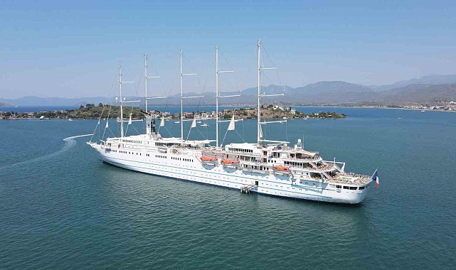 Mega yelkenli yolcu gemisi "Club Med 2" Fethiye'de