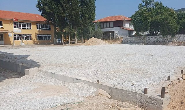 Menteşe'de 6 halı saha yapımı sürüyor