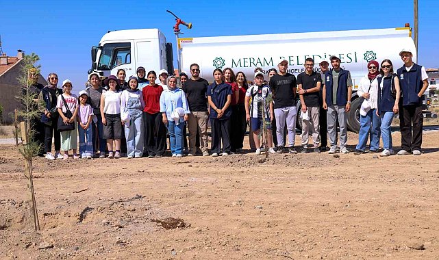 Meramlı gençlerden anlamlı fidan dikim etkinliği