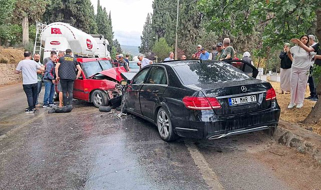 Mercedes ile Tofaş otomobil çarpıştı: 1 ölü, 4 yaralı