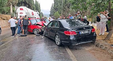 Mercedes ile Tofaş otomobil çarpıştı: 1 ölü, 4 yaralı