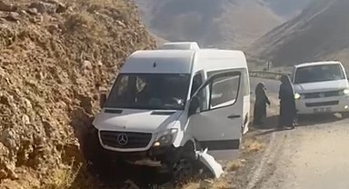 Mercedes minibüs kaza yaptı: 18 yolcu ölümden döndü
