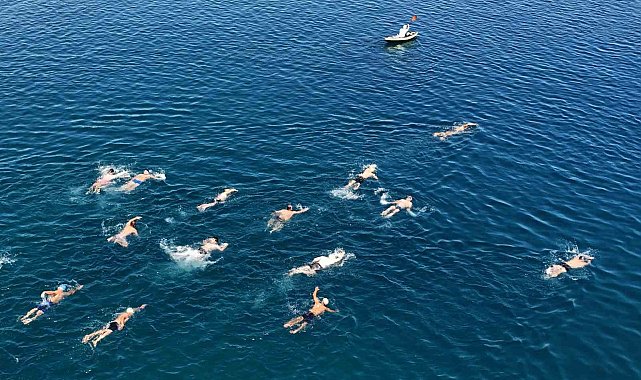 Merhum Vali Erol Karaömeroğlu anısına Van Gölü'nde yüzme maratonu