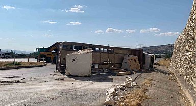 Mermer blok yüklü tır yola devrildi: 1 yaralı