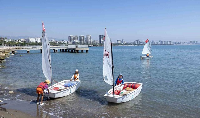 Mersin'de gençler ücretsiz kurslarla yelken sporu öğreniyor