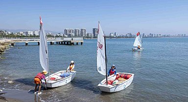 Mersin'de gençler ücretsiz kurslarla yelken sporu öğreniyor
