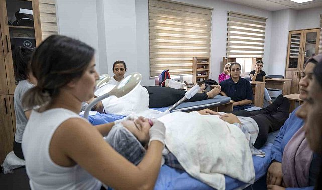 Mersin'de kadınlar cilt bakımı kursuyla meslek sahibi oluyor